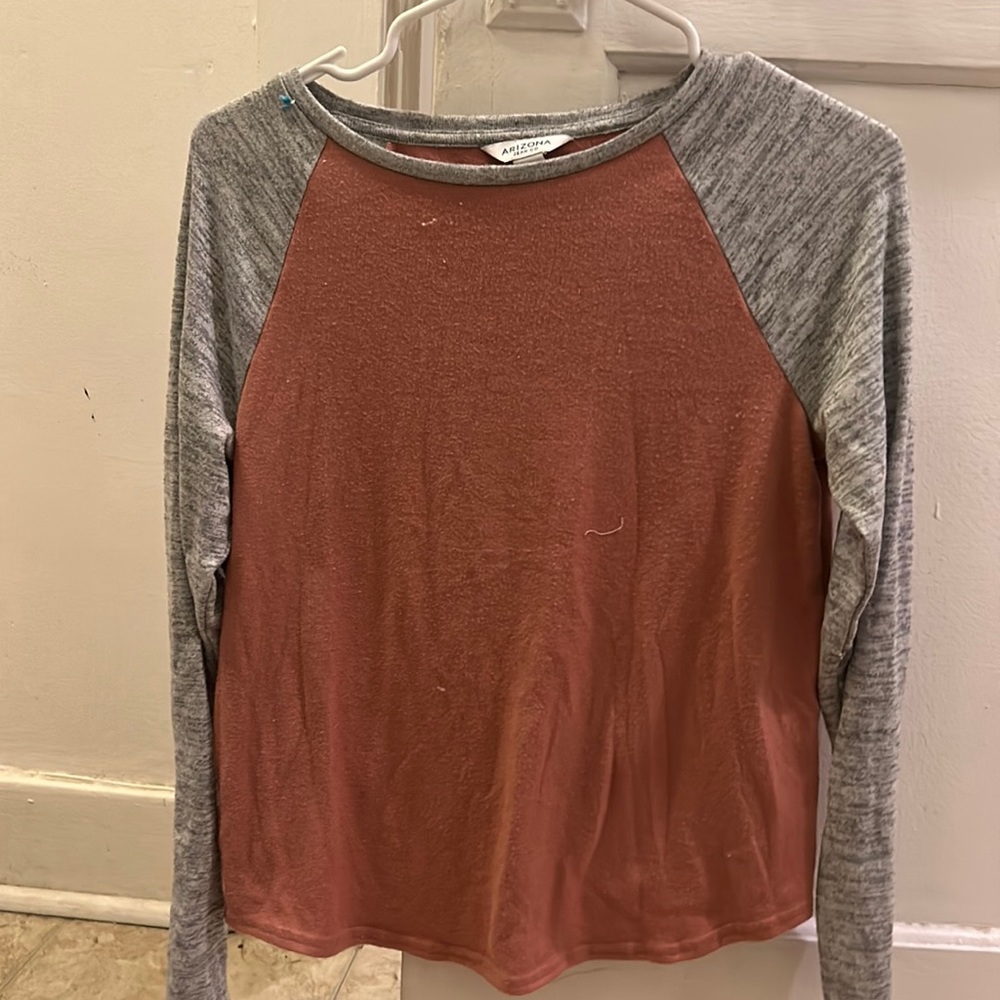 I’m selling a long sleeve shirt that is very soft and comfy.